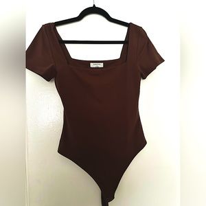 Aritzia Babaton square neck short sleeve bodysuit